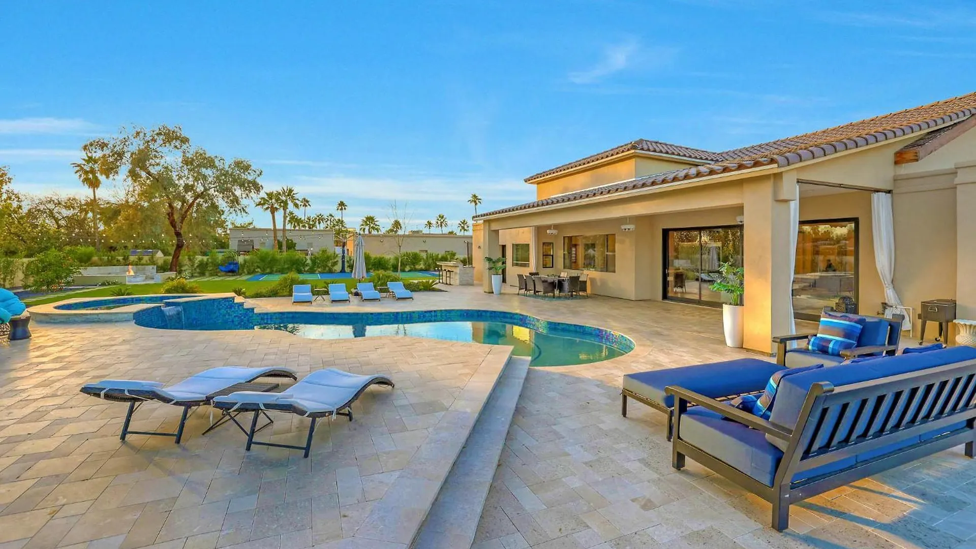 Luxury Scottsdale Retreat, Heated Pool, Spa, Pickleball, Concierge Service Semesterbostad