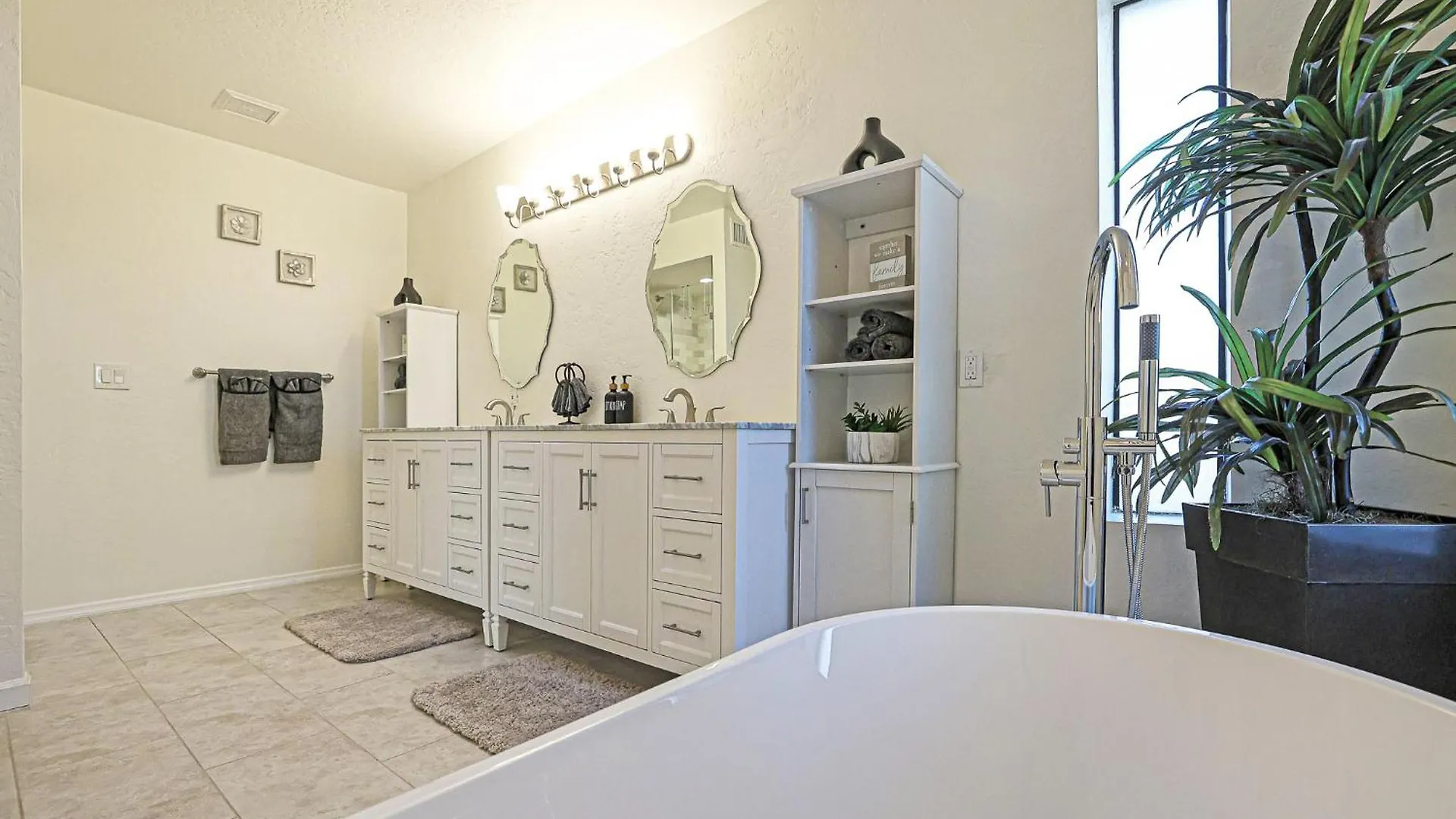 Luxury Scottsdale Retreat, Heated Pool, Spa, Pickleball, Concierge Service USA