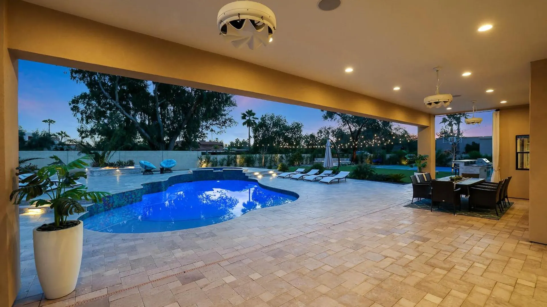 Luxury Scottsdale Retreat, Heated Pool, Spa, Pickleball, Concierge Service USA